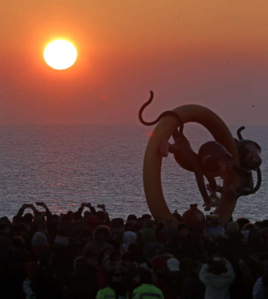 울산시 울주군 서생면 간절곶에서 1일 새해가 떠오르고 있다. 간절곶은 우리나라 내륙에서 매년 1월 1일에 해가 가장 빨리 뜨는 곳이다.